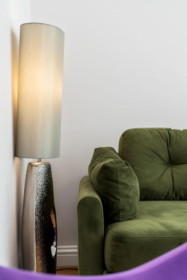 Lovely Garden Apartment In Wimbledon Town Centre With Private Parking By Wimbledon Holiday Lets Londyn Zewnętrze zdjęcie