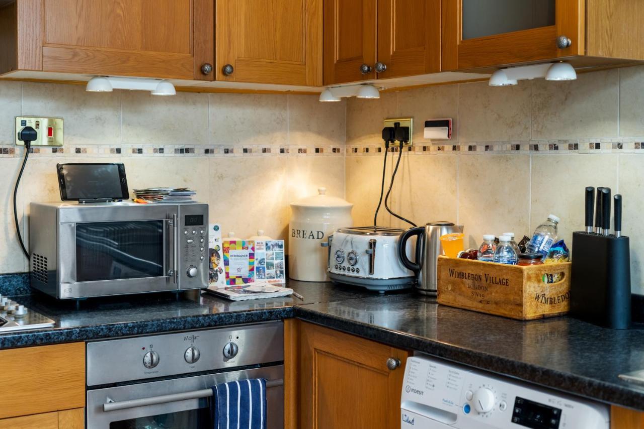 Lovely Garden Apartment In Wimbledon Town Centre With Private Parking By Wimbledon Holiday Lets Londyn Zewnętrze zdjęcie