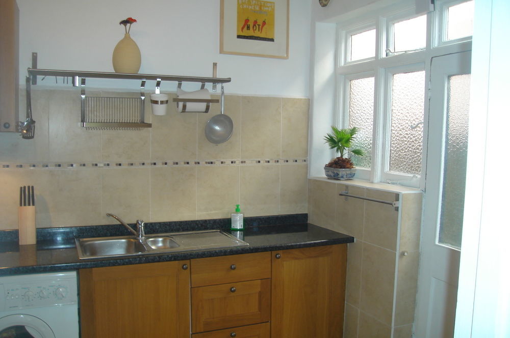 Lovely Garden Apartment In Wimbledon Town Centre With Private Parking By Wimbledon Holiday Lets Londyn Zewnętrze zdjęcie