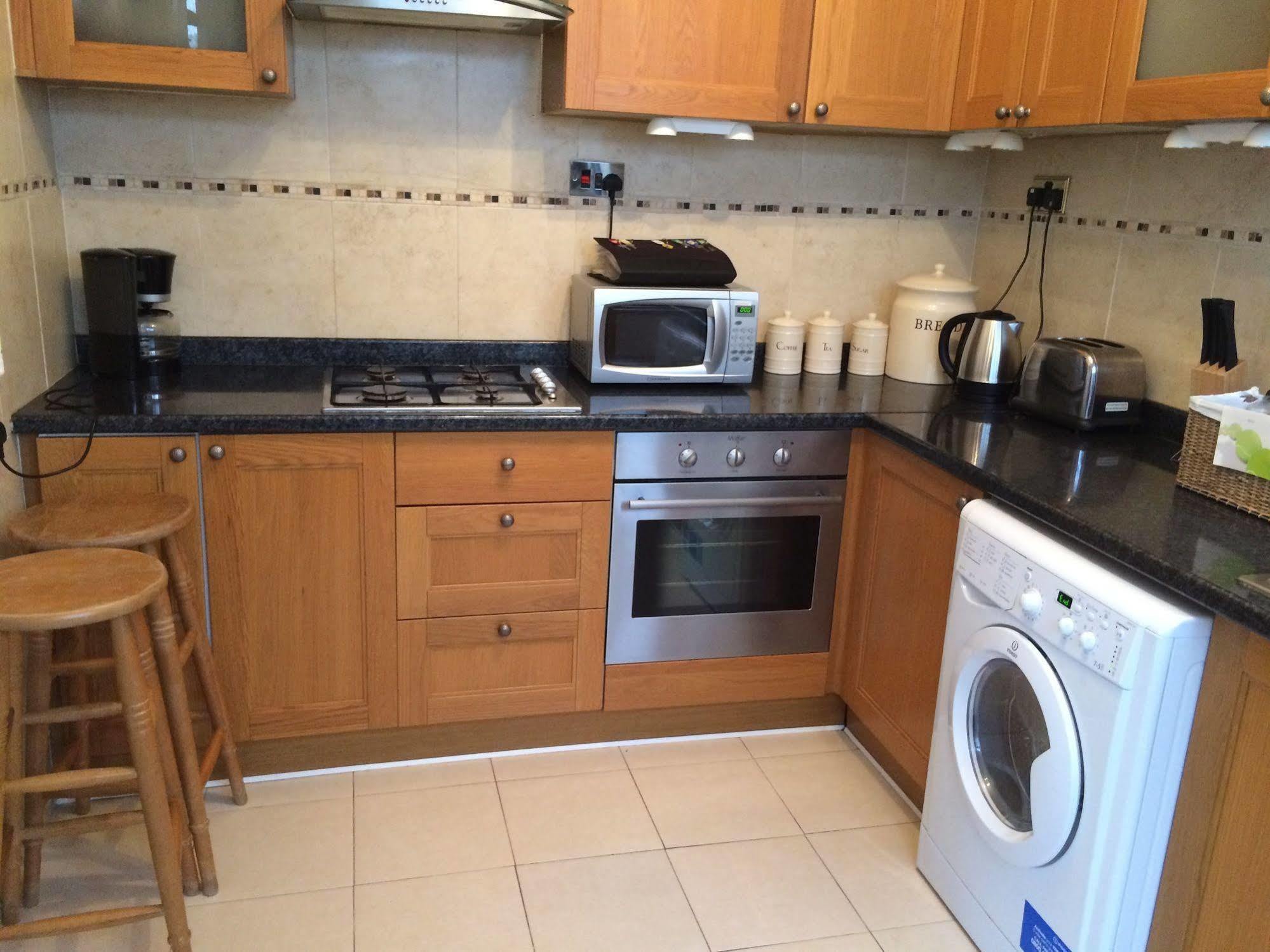 Lovely Garden Apartment In Wimbledon Town Centre With Private Parking By Wimbledon Holiday Lets Londyn Zewnętrze zdjęcie
