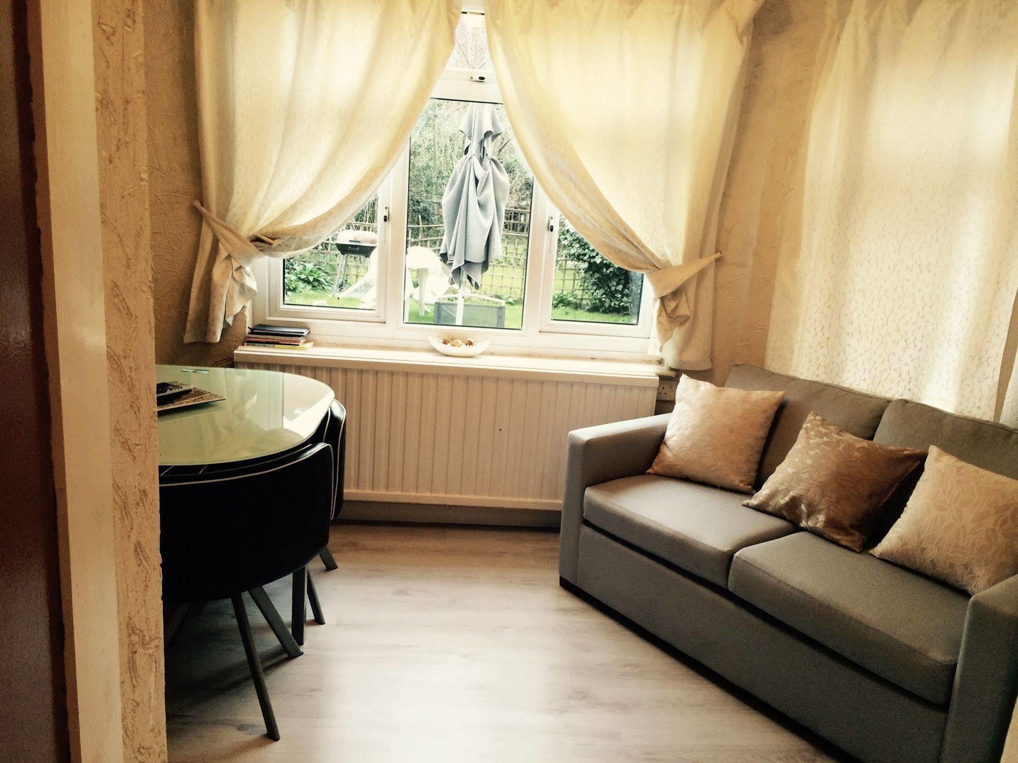 Lovely Garden Apartment In Wimbledon Town Centre With Private Parking By Wimbledon Holiday Lets Londyn Zewnętrze zdjęcie