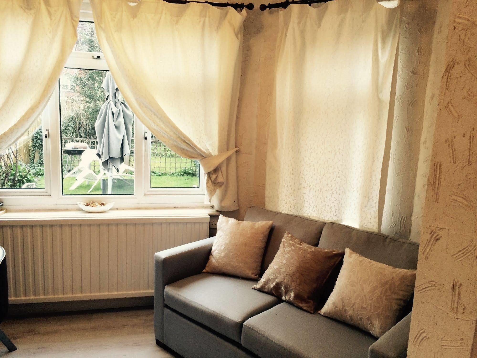 Lovely Garden Apartment In Wimbledon Town Centre With Private Parking By Wimbledon Holiday Lets Londyn Zewnętrze zdjęcie