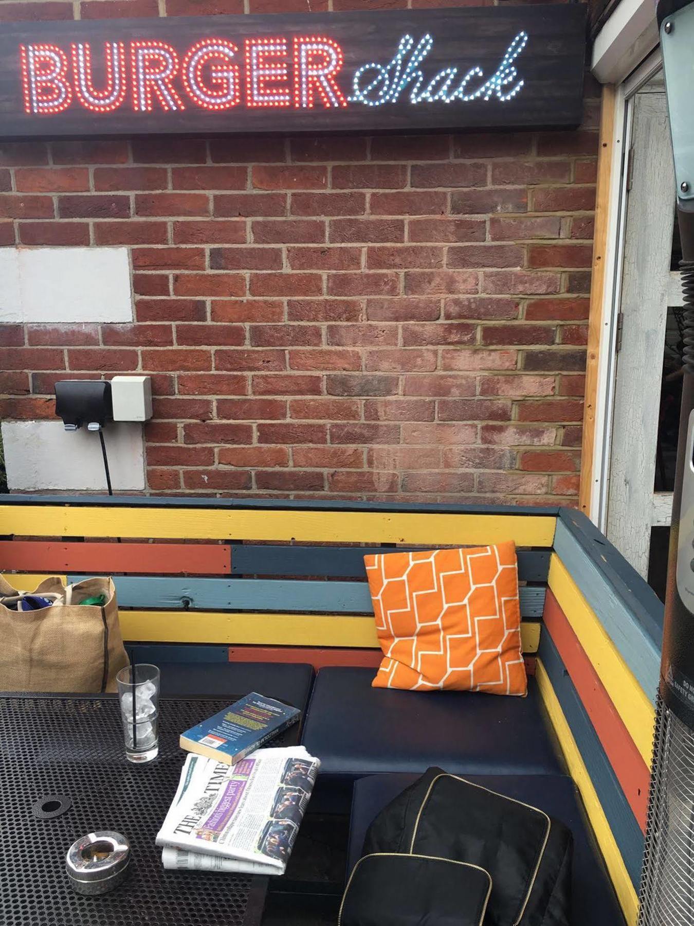 Lovely Garden Apartment In Wimbledon Town Centre With Private Parking By Wimbledon Holiday Lets Londyn Zewnętrze zdjęcie